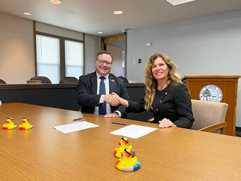 Egg Harbor City Mayor Lisa Jiampetti signs agreement to sell its water and wastewater system to New Jersey American Water. From left: Mark McDonough, president of New Jersey American Water and Lisa Jiampetti, Mayor of Egg Harbor City (Photo: Business Wire)