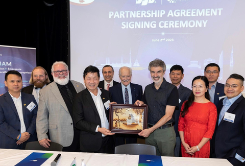 Die Zeremonie zur Erneuerung der Partnerschaftsvereinbarung zwischen FPT und Mila fand im Rahmen des kanadisch-vietnamesischen KI-Gipfels (Montreal, 02. Juni 2023) statt (Foto: Business Wire)
