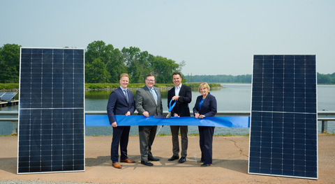 Commissioner of Environmental Protection Shawn M. LaTourette, Mark McDonough, President of New Jersey American Water, Robert Pohlman, Vice President of NJR Clean Energy Ventures and BPU Commissioner Mary-Anna Holden Celebrate the Canoe Brook floating solar array. (Photo: Business Wire)