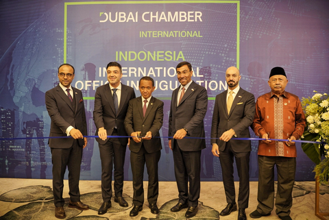 Dubai International Chamber’s new international representative office in Indonesia was inaugurated during a special ribbon-cutting ceremony held yesterday in Jakarta. From L – R: H.E. Abdulla Salem Al Dhaheri, Ambassador of the UAE to the Republic of Indonesia; Mr. Hassan Al Hashemi, Vice President of International Relations, Dubai Chambers; H.E. Bahlil Lahadalia, Minister of Investment for Indonesia; H.E. Ahmed Ali Al Sayegh, Minister of State to the UAE Cabinet; Mr. Abdulla Baqer, Regional Director – Middle East and CIS, Dubai Chambers; and H.E. Husin Bagis, Ambassador of the Republic of Indonesia to the UAE. (Photo: AETOSWire)