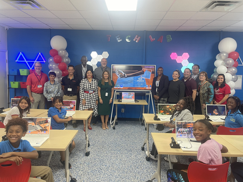 original Coca-Cola Southwest Beverages team members in the new technology lab with Boys and Girls Club San Antonio members (Photo: Business Wire)