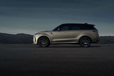 Carbon Revolution's ultra-lightweight 23-inch carbon fiber wheels on the Range Rover Sport SV weigh an average of 41% less than conventional 23-inch cast-alloy wheels, resulting in improvements to outright performance, handling and ride quality.