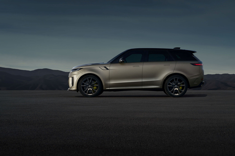 Carbon Revolution's ultra-lightweight 23-inch carbon fiber wheels on the Range Rover Sport SV weigh an average of <percent>41%</percent> less than conventional 23-inch cast-alloy wheels, resulting in improvements to outright performance, handling and ride quality.