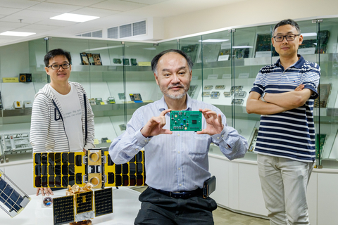 Dr. Joseph Chang (middle) poses alongside Dr. Shu Wei (right) and Dr. Chong Kwen Siong (left). — Source: Lester Kok/NTU