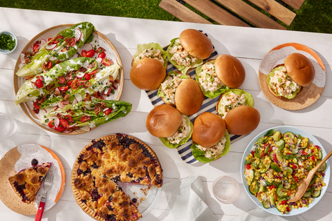 Blue Apron’s Summer Crab Picnic includes all-new crab salad sandwiches, veggie-powered sides and dessert. (Photo: Business Wire)