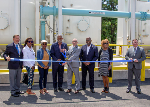 Victor Carstarphen, City of Camden Mayor, Steve Curtis, President, American Water Contract Services Group, Bridget Phifer, CEO, Parkside Business & Community In Partnership, and more, join together for the Parkside Water Treatment Plant Ribbon-Cutting Ceremony (Photo: Business Wire)