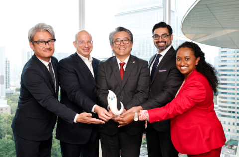 【Presentation of the memorandum】 
From left : Sojitz/Masayoshi Hirose, General Manager of Healthcare department; Dr. Morris Laster, OurCrowd General Partner & GHEF Managing Partner; HIROTSU/Takaaki Hirotsu, President & CEO; WHO Foundation/Anil Soni, CEO and Geetha Tharmaratnam, CIIO
(Photo: Business Wire)