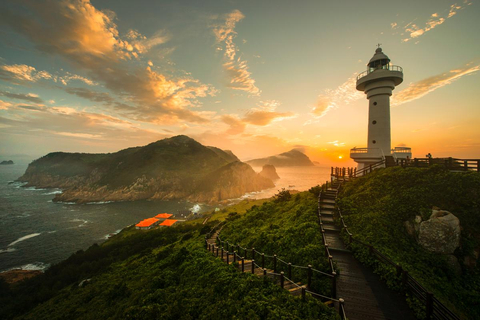 Somaemuldo Lighthouse photo (Photo: Kim, Dul-ja) (Copyright: Tongyeong City, www.tongyeong.go.kr)