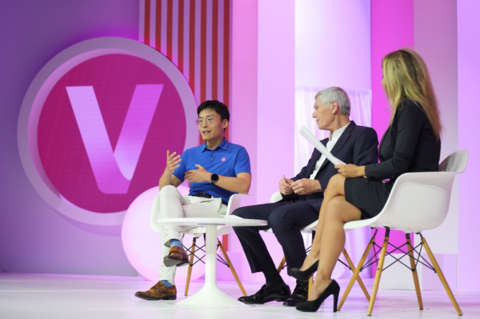 Weiliang Shi, président de Huawei France, et Jacques Biot, président de son conseil d’administration, s’expriment sur la scène principale de VivaTech (Photo: Business Wire)