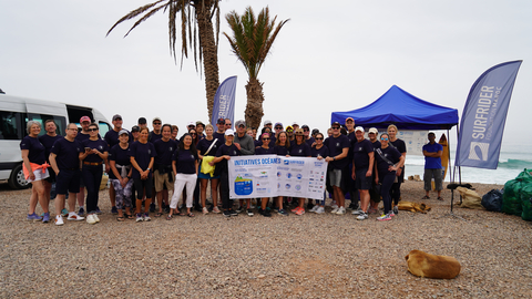 CSGers volunteering for The Surfrider Foundation (Photo: Business Wire)