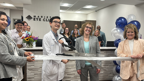 original Bryan Thiel, M.D. and Sue Fitzpatrick, CEO make the grand cutting of the ribbon along with representatives from the Forsyth County Chamber of Commerce. (Photo: Business Wire)