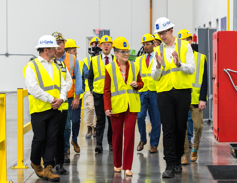 original Arizona Governor Katie Hobbs and Li-Cycle Co-Founder and Executive Chair Tim Johnston at the company’s Spoke facility in Gilbert, Arizona discussing Li-Cycle’s sustainable and safe process to recycle lithium-ion batteries. (Photo: Business Wire)