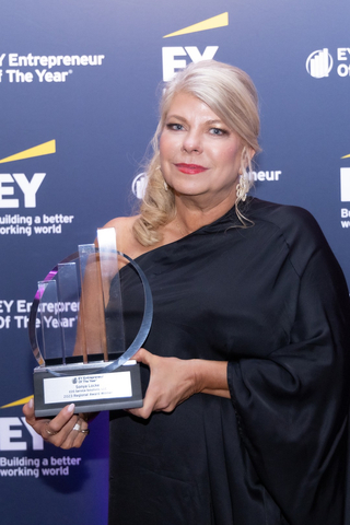 CEO and Founder of EDS Service Solutions Sonya Locke accepting her award at the 2023 EY Entrepreneur of the Year Southeast Regional ceremony. (Photo: Business Wire)