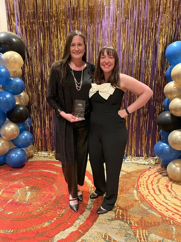 original Amanda Costanzi (Left), Head of Marketing and Communications at Swisslog Healthcare, holding the Westminster Chamber of Commerce Excellence in Business Award (Photo: Business Wire)