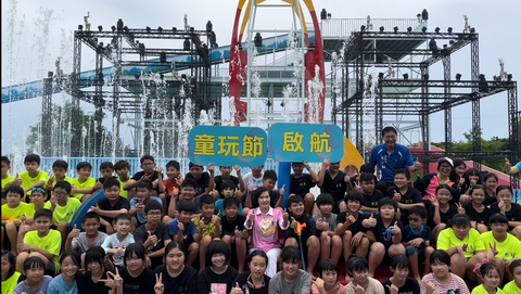 County Magistrate Mrs. Lin Tzu-Miao with students of Lize Elementary School in Yilan, who were one of the first to experience the "Waterverse" facilities at the 2023 YICFFF (Photo: Business Wire)