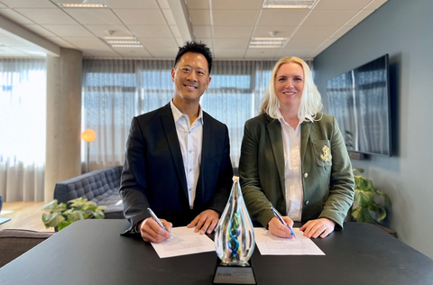(l-r) Fluor Business Incubation Executive Director, Jim Shih, and Carbfix CEO, Dr. Edda Sif Pind Aradóttir, pen a memorandum of understanding between the two companies to collaborate on carbon capture and storage solutions. (Photo: Business Wire)