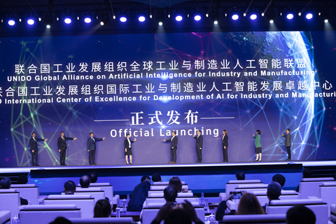 Ciyong Zou, stellvertretender Generaldirektor und geschäftsführender Direktor der UNIDO, Vicky Zhang, Vizepräsidentin für Unternehmenskommunikation bei Huawei, und weitere Partner beim offiziellen Start von AIM Global (Photo: Huawei)
