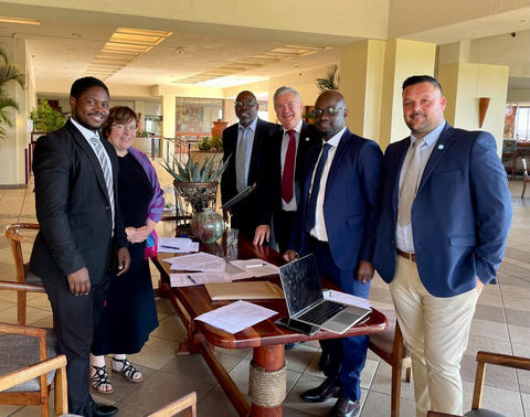 original Signature de contrats à Victoria Falls, au Zimbabwe (Photo : Business Wire)