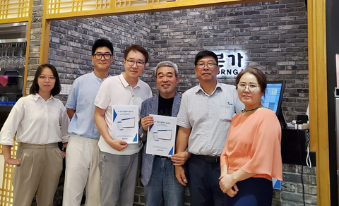 original ‘Bornga’ store in Vincom Landmark 81 in Vietnam has introduced ‘WABOOKS’, the Vietnamese version of AI KYUNGRI NARA (The third from the left is CEO Lee Sil-kwon of Webcash Global, and the fourth from the left is Chairman Kim Joo-myung of Bornga store in Vincom Landmark 81 in Vietnam) (Photo: Webcash Group)