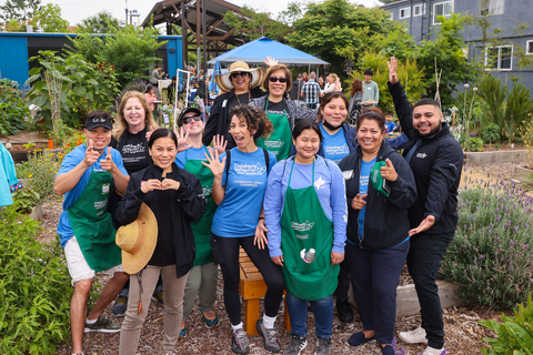 original Children's Hosital Los Angeles' Community Impact Champions Network volunteers were on hand to support the East Hollywood Community Garden celebration. L-R 1st row: Anh Nyugen, Imelissa Blancas, Audreina Buday; Leeda Sea; Olga Taylor. 2nd row: Ellen Zaman, Vicky Olson, Elizabeth Carrillo, David Valdez. 3rd row: Susan Gantan, Catherine Lee (Photo: Business Wire)