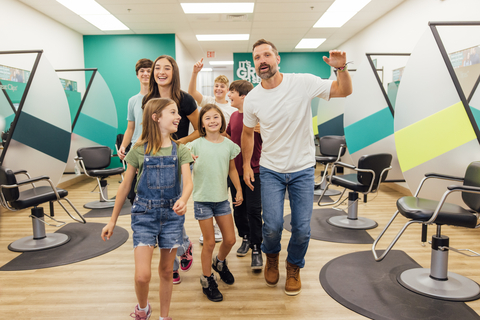 Walker Hayes and his family get fresh haircuts at their local Great Clips in Murfreesboro, TN to prepare for the new school year. (Photo: Business Wire)