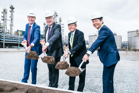(l-r) Tom Duzijn, vice president and general manager, Fluor Corporation; Peter des Forges, managing director, Mitsubishi Chemical UK Ltd; Hitoshi Sasaki, executive vice president, Mitsubishi Chemical Group; Manabu Nagano, Mitsubishi Chemical Group. (Photo: Business Wire)