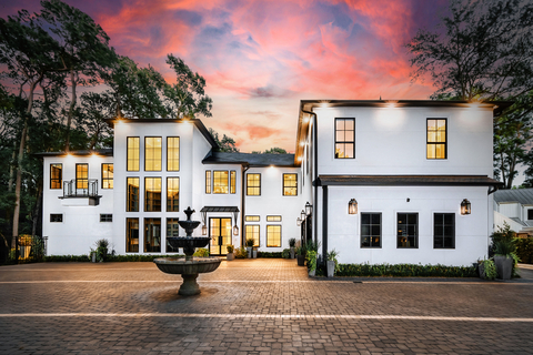 original The newly built (2021) residence occupies a 0.8-acre lot on a private cul-de-sac within the community of Hunterwood, one of Houston's premier residential enclaves. TexasLuxuryAuction.com. (Photo: Business Wire)