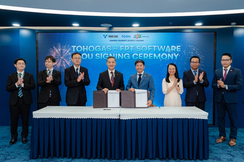 Representatives of Toho Gas Information System and FPT Software at the MOU signing ceremony in Da Nang, Vietnam (Photo: Business Wire)