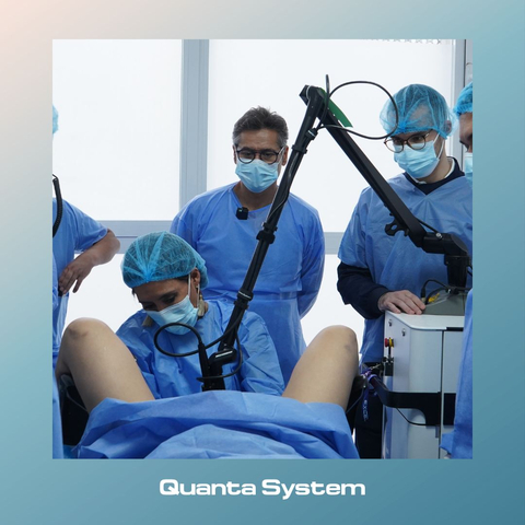 thumbnail Dr. Eldi Candia y Dr. Juan Salinas realizando un tratamiento laser con Youlaser MT (Photo: Business Wire)