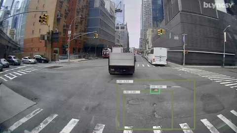 thumbnail 道路は車両が走行することで磨耗していきます。 さまざまな種類の車両や重い車両では、道路の摩耗が早くなります。 Blyncsy の AI アプリケーションは変更をユーザーに報告するため、ユーザーは適切なタイミングで道路を修正して、交通管理者のコストを削減できます。（画像提供：ベントレー・システムズ）