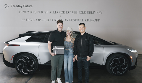 FF Founder and CPUO YT Jia handed over the car key to the first user of the FF 91 2.0 Futurist Alliance (Photo: Business Wire)