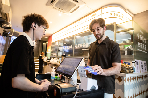An international traveler paying at a restaurant with Alipay (Photo: Business Wire)