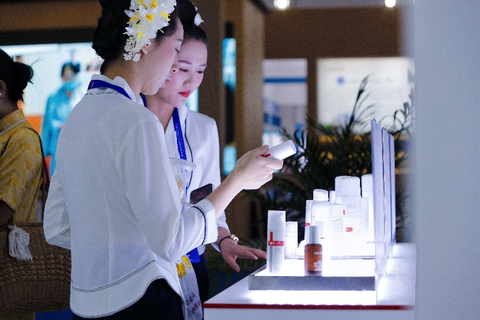At the scene of the 7th China-South Asia Exposition, there was an endless stream of consumers in front of WINONA booth. (Photo: Business Wire)
