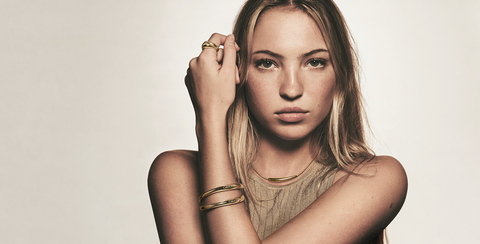 Calvin Klein Fall/Winter 2023 Jewelry Campaign con Lila Moss (Foto: Business Wire)