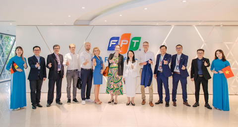 Les dirigeants de FPT Software et E.ON sur le campus FPT Software à Hanoï, Vietnam (Photo: Business Wire)