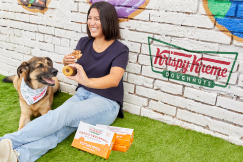 Beginning this Saturday, Aug. 26 – National Dog Day – Pumpkin Spice fans can double the deliciousness and share the season with their furry friends by treating them to Krispy Kreme’s new Pup’kin Spice Doggie Doughnuts. (Photo: Business Wire)