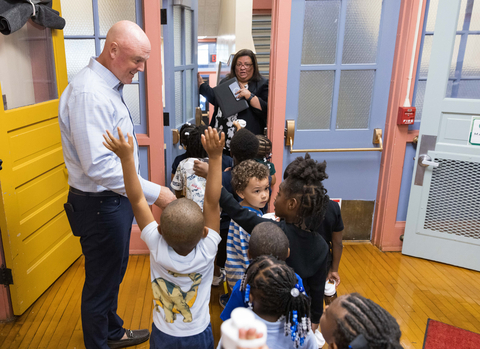 As kids return to school, Zurn Elkay Chairman and CEO Todd Adams joined Starms Early Childhood kindergarteners to announce the company's new five-year partnership with Milwaukee Public Schools (MPS). 

The agreement includes a <money>$2.2 million</money> donation of Elkay drinking water filters to support the City of Milwaukee’s and MPS’s ongoing commitment to providing safer, cleaner drinking water to students, staff and community members. (Photo: Business Wire)