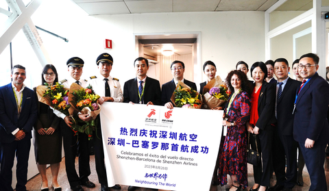 original Zhou Zhiwei(L6), board member and executive vice president of Shenzhen Airlines, and Hu Aimin(L5), the deputy consul-general of China in Barcelona, welcome the cabin crew and passengers of the debut flight of Shenzhen-Barcelona route in Barcelona on August 28. (Photo: Business Wire)