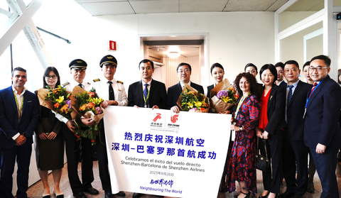 Zhou Zhiwei(L6), board member and executive vice president of Shenzhen Airlines, and Hu Aimin(L5), the deputy consul-general of China in Barcelona, welcome the cabin crew and passengers of the debut flight of Shenzhen-Barcelona route in Barcelona on August 28. (Photo: Business Wire)