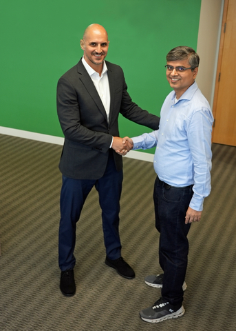 Sealing Innovation: Zaid Kamhawi, CEO of Qarar, and Rohit Arora, Co-Founder and CEO of Biz2X, solidify partnership to advance SME lending platform technology in Saudi Arabia. (Photo: Business Wire)