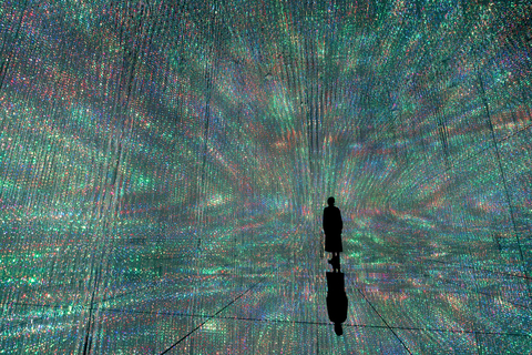 使用teamLab应用程序，游客可以参与创作在空间中无限扩展的光雕。在位于东京丰洲的沉浸式博物馆teamLab Planets展出。（teamLab，无限水晶宇宙/图片：teamLab）