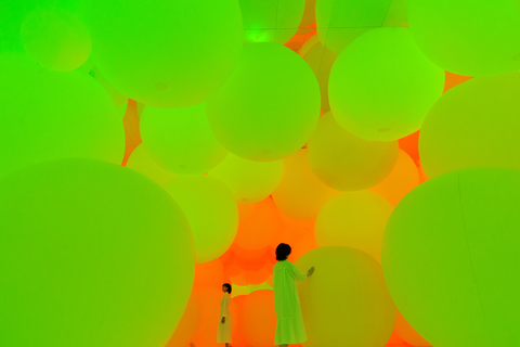 当游客推动光球时，球体会改变颜色并发出特定颜色的色调。在位于东京丰洲的沉浸式博物馆teamLab Planets展出。（teamLab，《在变换空间中拓展三维存在——展平3种颜色和9种模糊颜色》/照片：teamLab）