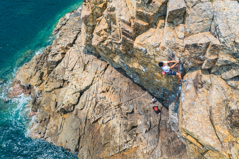 Rock climbing on Tung Lung Chau (Photo: Hong Kong Tourism Board)