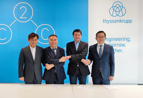 CARBONCO, Jeju Energy Corporation, Gaoncell, and ThyssenKrupp have signed an agreement to produce e-methanol for the Jeju Island Green Methanol Production Project. Gaoncell CEO Kyeong-yong Yoon, Jeju Energy Corporation Director Song-do Kim, ThyssenKrupp Head of Process Methanol at Carbon2Chem Technology Center Dr. Alexander Schulz, and CARBONCO Business Performance Director Kyung-ho Seo at the agreement ceremony held at ThyssenKrupp Carbon Chemical Conversion Technology Center in Duisburg, Germany on August 31, 2023 (from left) (photo: DL E&C )