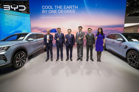 (From left to right) Wolfgang Egger (BYD Design Director), Li Yunfei (General Manager of BYD Branding & PR Division), Wang Chuanfu (Chairman and President of BYD), Michael Shu (Managing Director of BYD Europe), Brian Yang (Assistant General Manager, BYD Europe), Penny Peng (Marketing & PR Director of BYD Europe) (Photo: Business Wire)