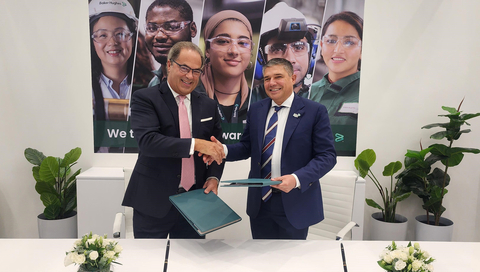 Tellurian CEO Octavio Simoes and Baker Hughes Chairman and CEO Lorenzo Simonelli sign equipment agreement at Gastech 2023 in Singapore (Photo: Business Wire)