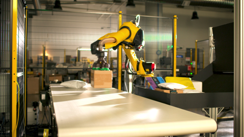 The technical and commercial partnership between the two companies teams FANUC's proven line of pick-and-place robots with OSARO SightWorks™ vision software, which enables robots to see, perceive, grasp, and perform tasks previously done only by humans in the e-commerce fulfillment process - and to apply machine-learning technology to identify and successfully pick new objects. (Photo: Business Wire)
