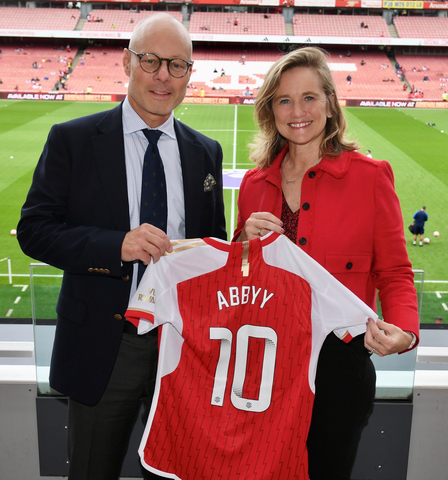 Ulf Persson, CEO of ABBYY (left) and Juliet Slot, Arsenal’s Chief Commercial Officer (right) announce ABBYY as the Official Intelligent Automation Partner of Arsenal Women. (Photo: Business Wire)