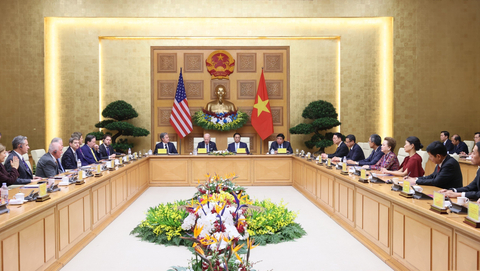 FPT董事長與美國總統拜登和越南總理范明正一起出席9月11日在河內舉行的越美創新與投資峰會 (照片: Duong Giang)