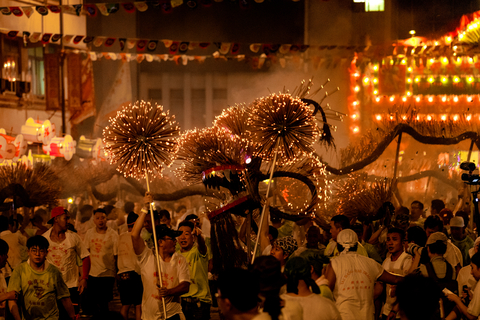 大坑舞火龍將由300多名健兒舞動著67米長的火龍，以磅礡氣勢穿梭大坑的大街小巷。（圖片來源：香港旅遊發展局）